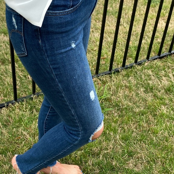 Levi’s 721 High Rise Distressed Skinny Jean - Picture 4 of 4